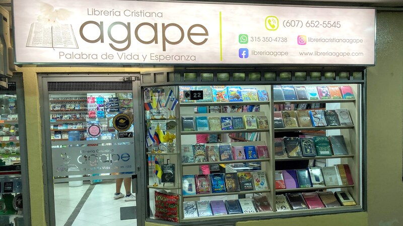 Fachada iluminada de Librería Cristiana Ágape