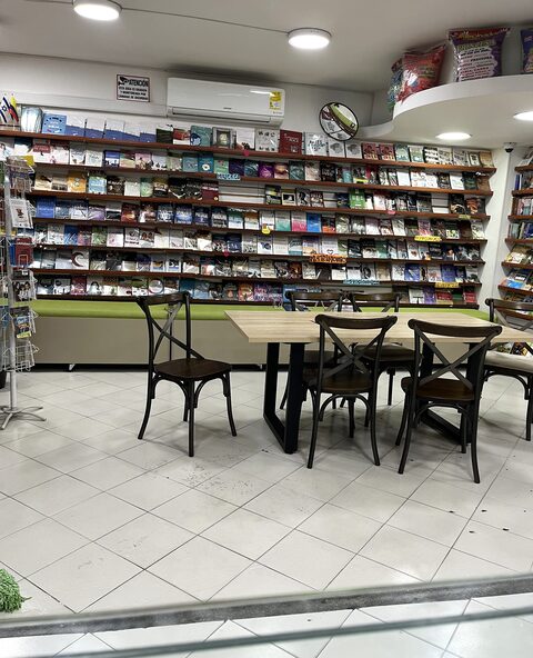 Zona de lectura con mesa y sillas dentro de Librería Ágape