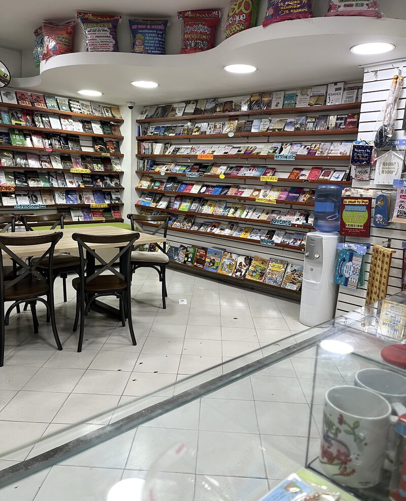 Estanterías de libros cristianos por categoría en Librería Ágape